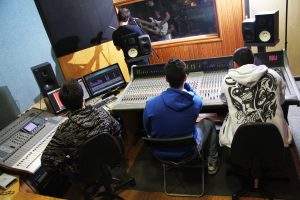 en los estudios de sonido se realizan grandes trabajos de limpieza, restauración y grabación 