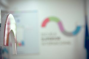 Puerta de la ESI abierta