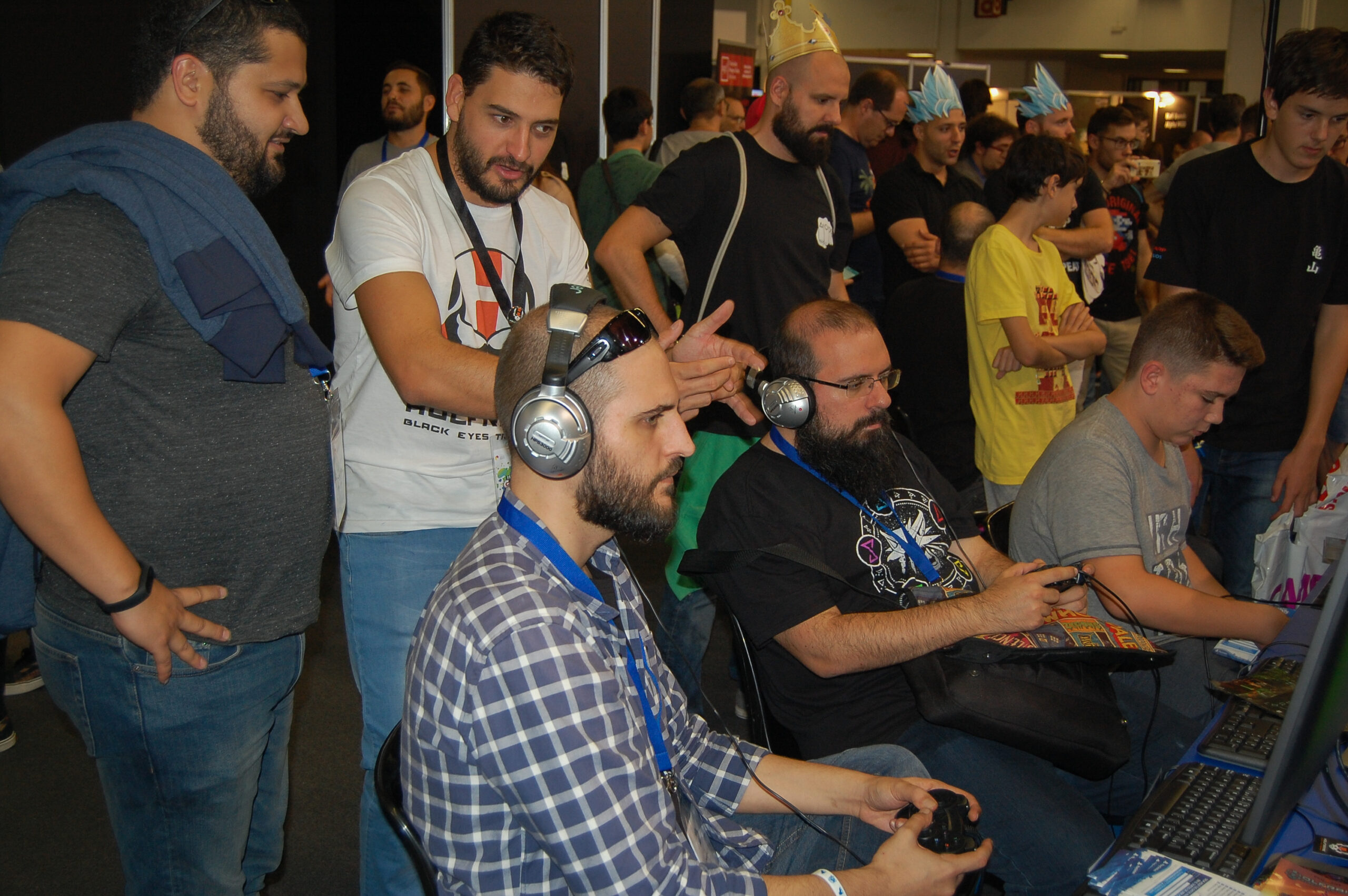 Dos chicos probando el videojuego