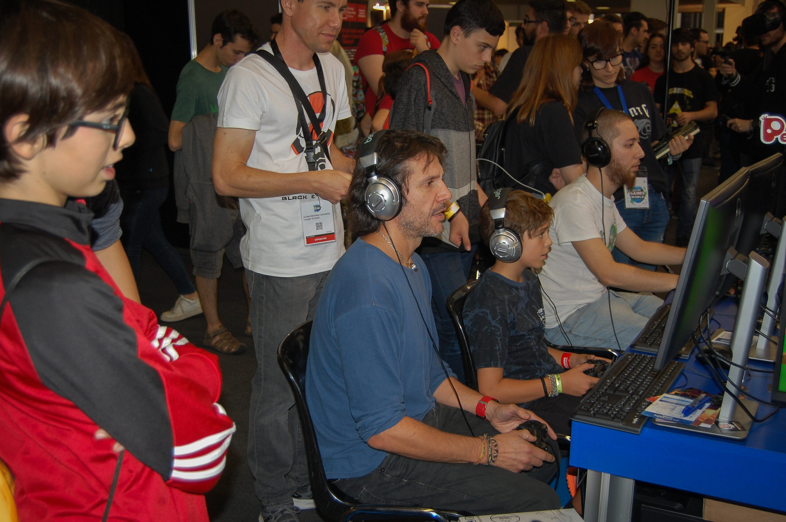 Padre e hijo probando el videojuego