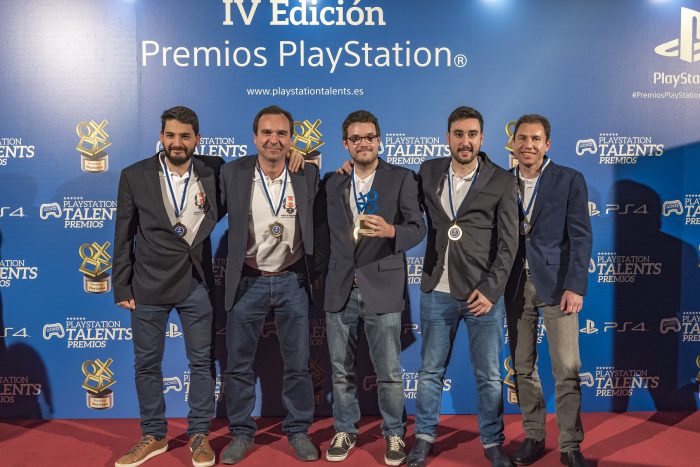 Equipo de Holfraine posa con premio en PlayStation Talents