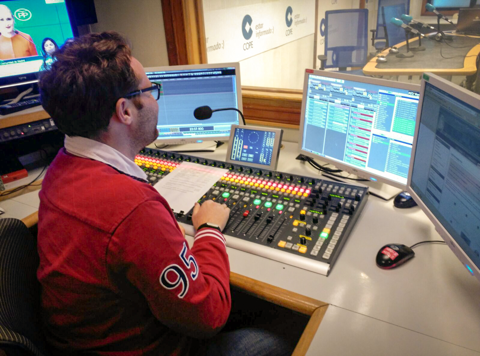 Jaime García trabajando como técnico de sonido en radio