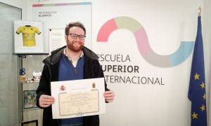 Jaime García recogiendo su título de técnico de sonido