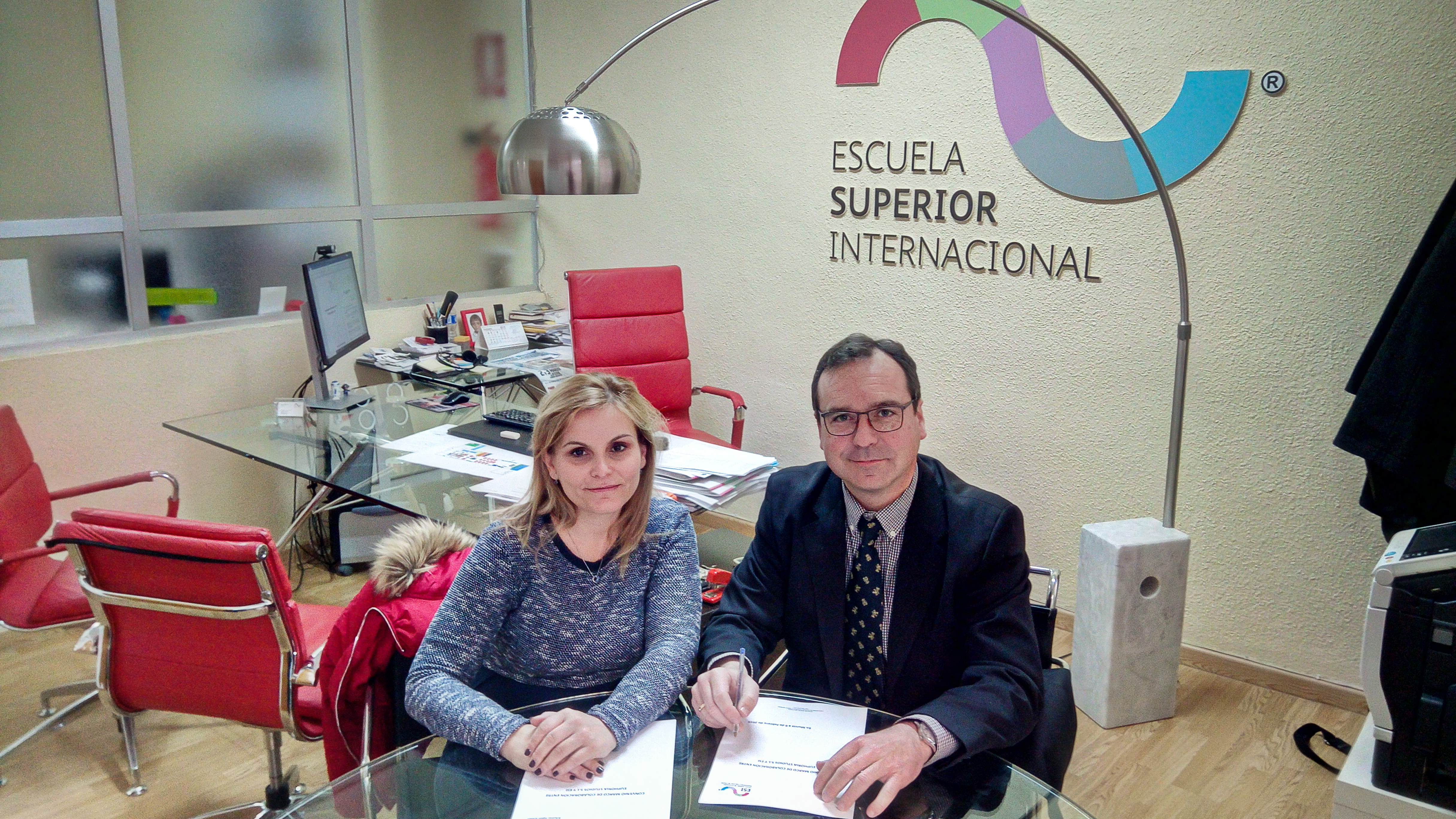 Firma del convenio con Euphoria Studios