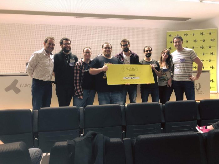 Alumnos recibiendo el premio en la Murcia Game Jam