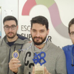 Equipo de Fluxart studios con premio