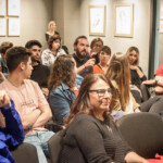 Público de la charla debatiendo